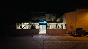 A building entrance with a neon sign 'AKAPELLA' at night. - Akapella (Denizli)