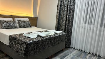 Deluxe-Doppelzimmer, Gartenblick | Laptopgeeigneter Arbeitsplatz, schallisolierte Zimmer, kostenloses WLAN