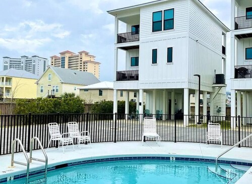 Endless Summer · Gorgeous Villa w/GULF VIEWS & Pool! WALK to Beach!