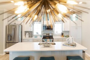 Fridge, microwave, oven, stovetop - El Cielo · Posh Townhome w/GULF VIEWS - WALK to BEACH CLUB! (Pensacola)