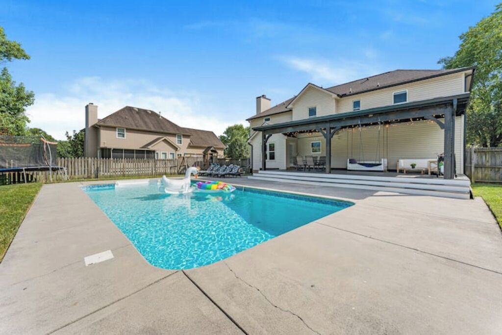 Family Vacation house with a big POOL