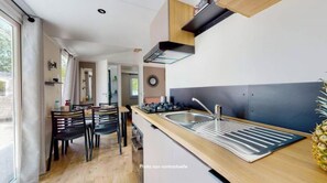 Private kitchen - Grand Mobil Home Bonne Anse Plage Dans Foret de Pins a Proximité des Plages (La Palmyre Les Mathes)