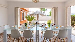 Khu vực ăn uống tại phòng