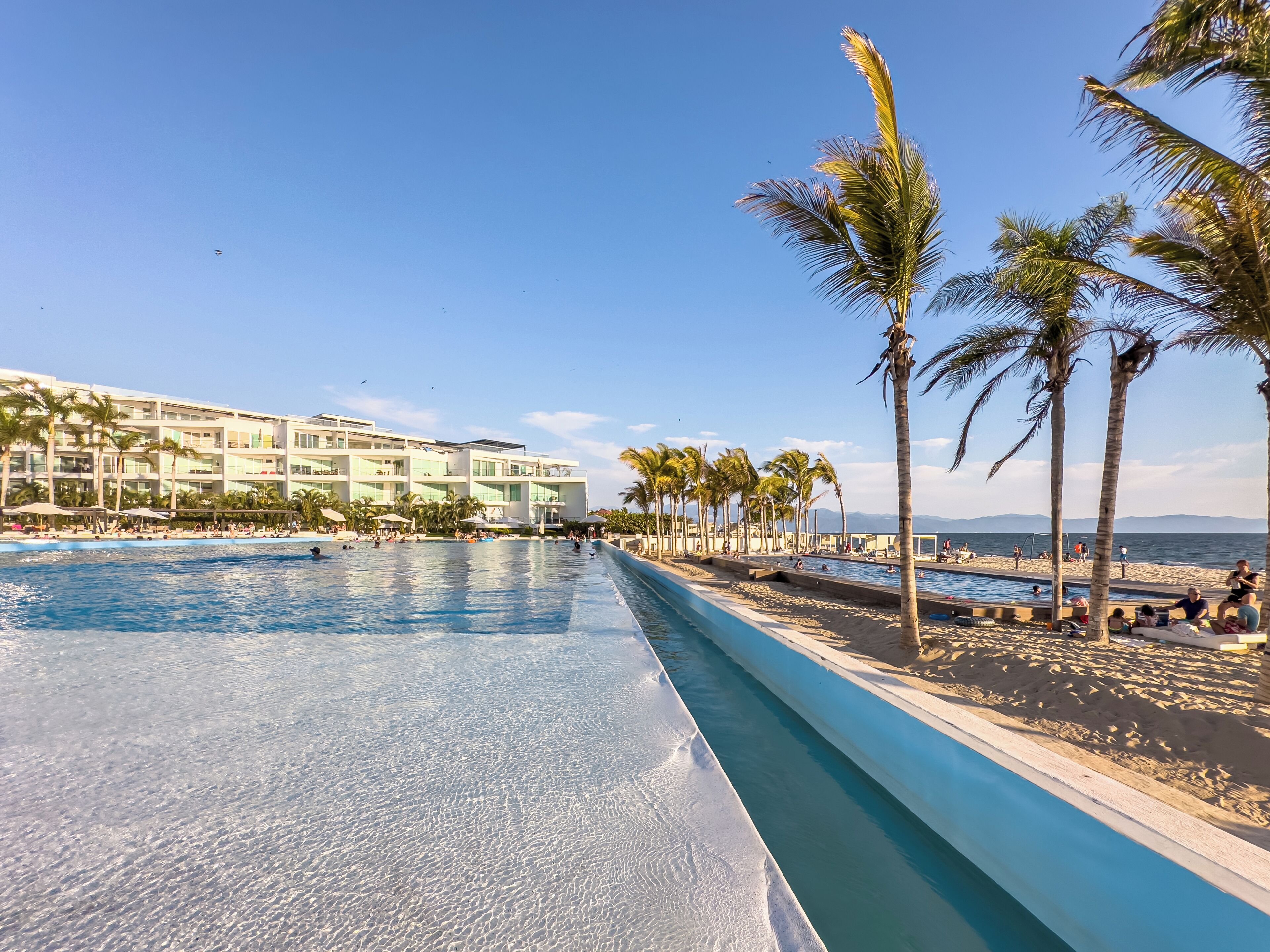 Piscina externa, guarda-sóis, espreguiçadeiras