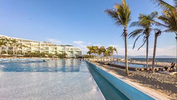 Piscina externa, guarda-sóis, espreguiçadeiras