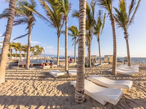 Private beach, white sand, sun loungers, beach umbrellas - ARIA Residence Beachfront luxury (Nuevo Nayarit)