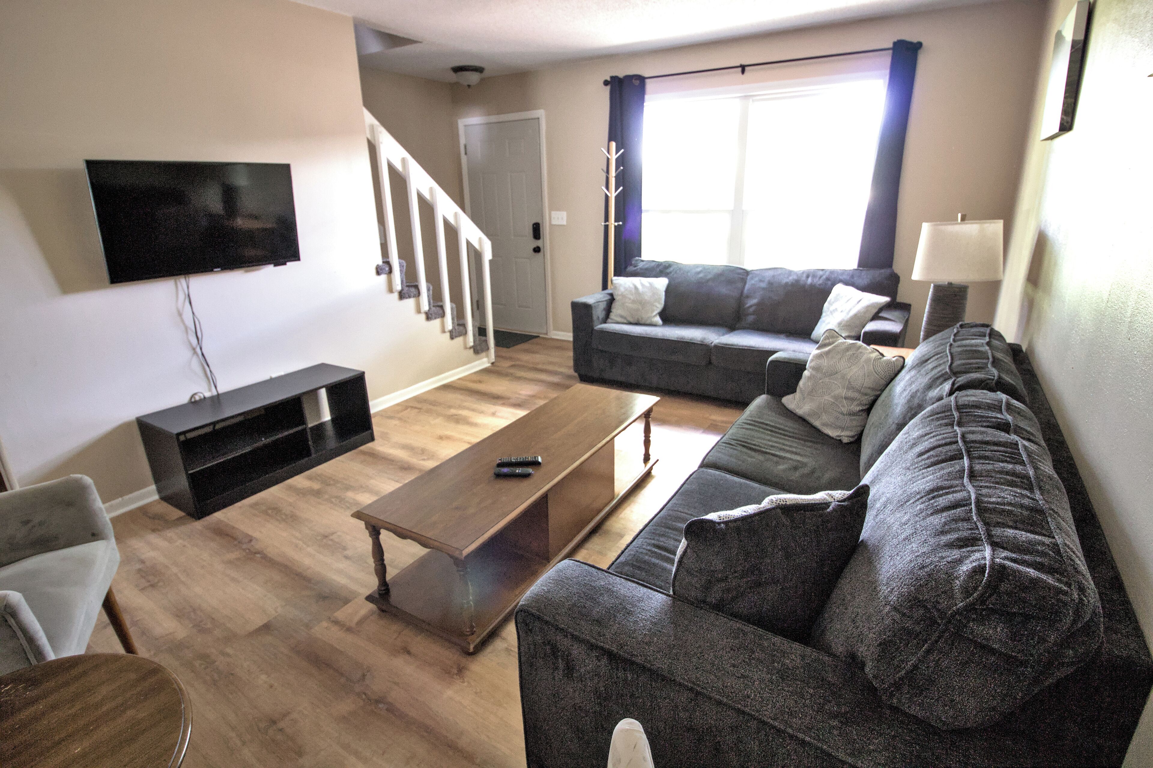 Charming 3-bedroom townhome in enchanting Des Moines with AC, WiFi