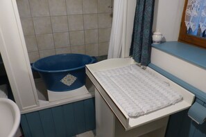 Een haardroger, handdoeken, zeep, toiletpapier