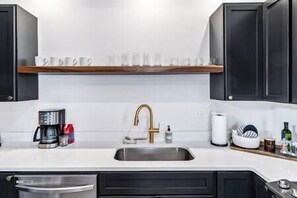 冰箱、微波炉、烤箱、炉灶