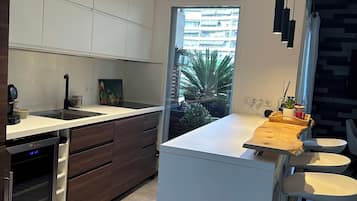 Réfrigérateur, micro-ondes, four, plaque de cuisson