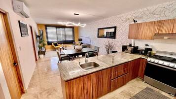 Kjøleskap, mikrobølgeovn, ovn og kokeplater