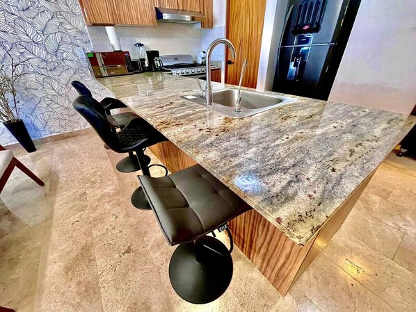 Kjøleskap, mikrobølgeovn, ovn og kokeplater