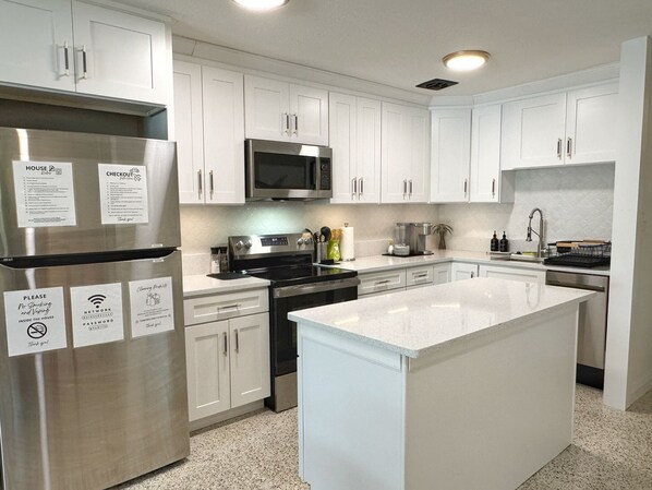Fridge, microwave, oven, stovetop - The Golden Pelican – Your Waterfront Escape in Gulf Harbors (New Port Richey)