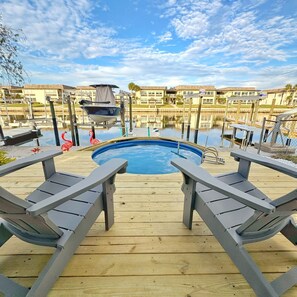 Outdoor pool - The Golden Pelican – Your Waterfront Escape in Gulf Harbors (New Port Richey)