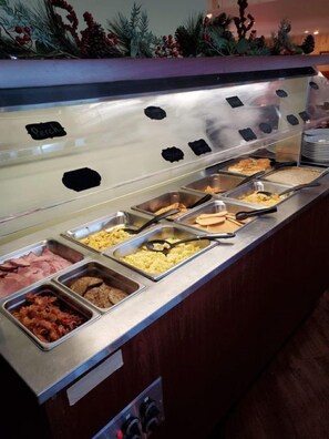 Breakfast buffet - Lena's Northern Pines Resort (Butternut)