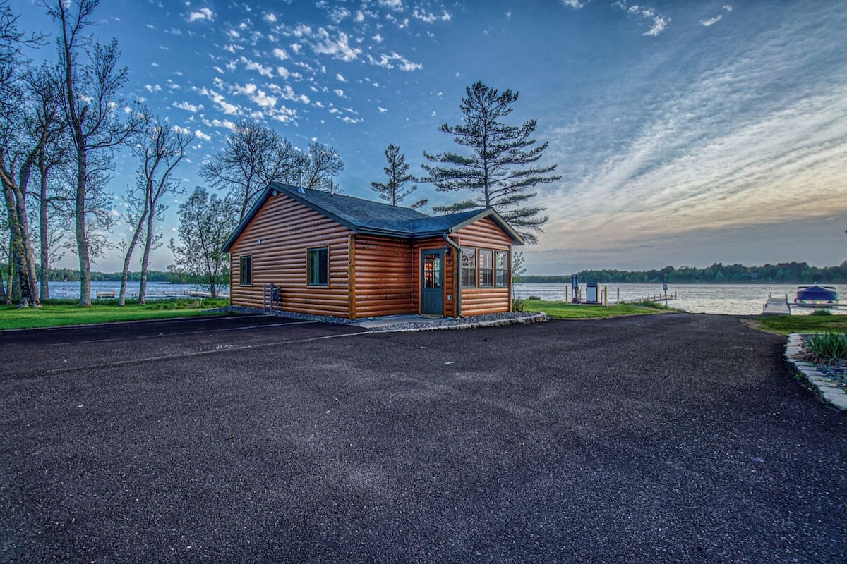 Chalet rustique familial, 2 chambres, au bord du lac | Accès au Wi-Fi (inclus), décor unique, literie fournie
