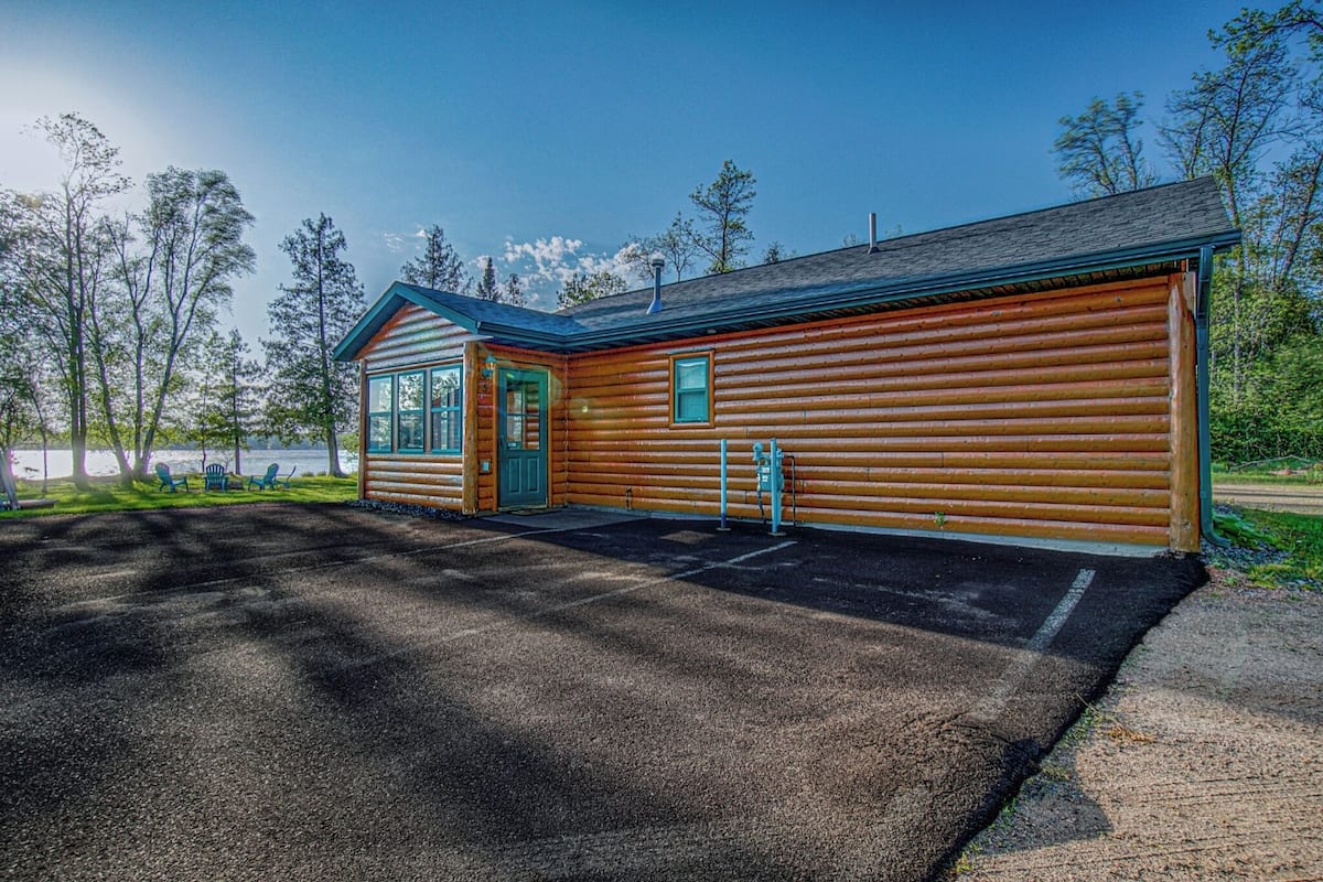 Chalet rustique familial, 3 chambres, au bord du lac | Accès au Wi-Fi (inclus), décor unique, literie fournie
