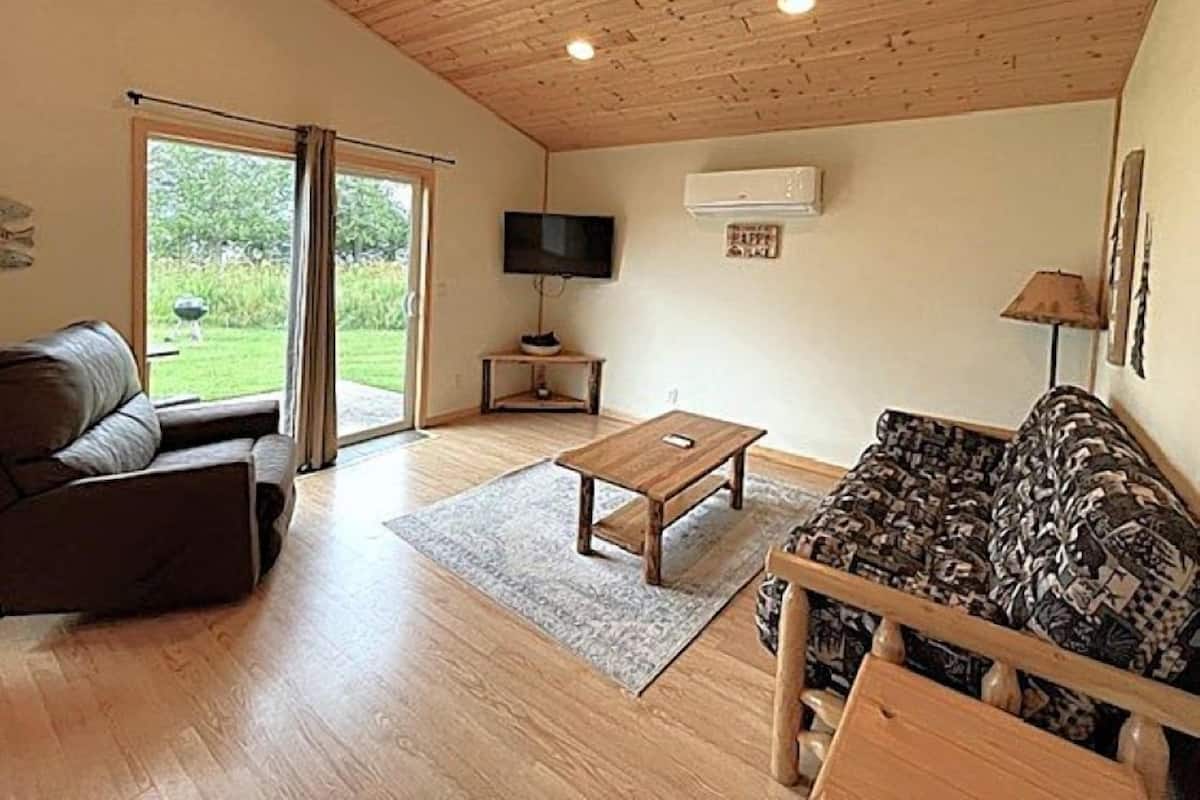 Chalet rustique familial, 2 chambres, au bord du lac | Accès au Wi-Fi (inclus), décor unique, literie fournie
