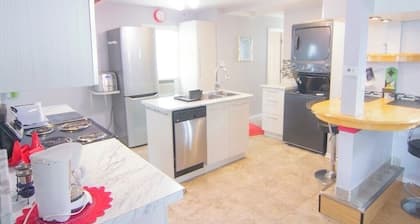 Niagara Falls cottage, close to all amenities.