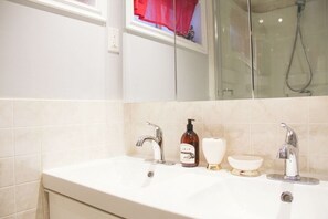 Shower, towels, soap, toilet paper