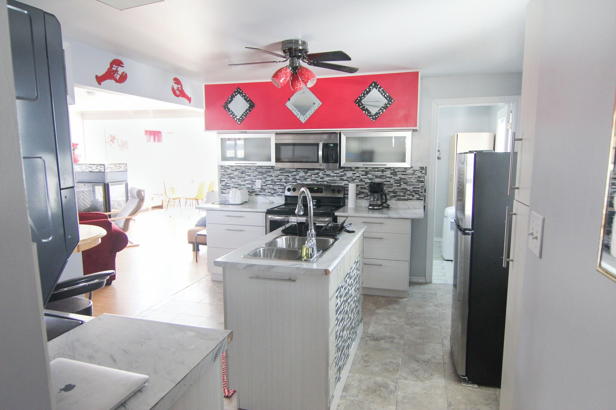 Réfrigérateur, micro-ondes, four, plaque de cuisson