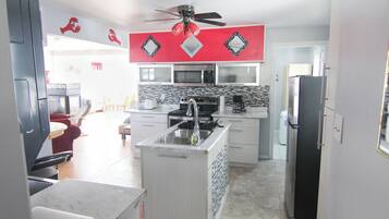 Réfrigérateur, micro-ondes, four, plaque de cuisson