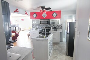 ثلاجة، ميكروويف، فرن، موقد طهي مسطح