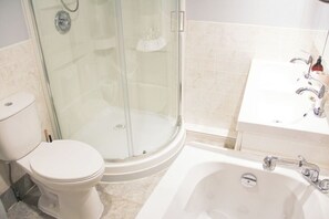 Dusche, Handtücher, Seife, Toilettenpapier