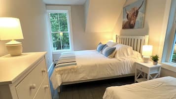 8 bedrooms, desk, iron/ironing board, travel crib