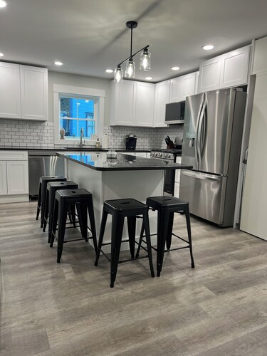 PRESIDENT WK AVAILABLE -8 BR, 4 Bth, 1/2 mi to Okemo, Hot Tub, on Shuttle, King