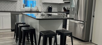 STAY WITH US, Brand New, 8 BR, 4 Bth, 1/2 mi to Okemo, Hot Tub, on Shuttle, King