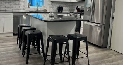 PRESIDENT WK AVAILABLE -8 BR, 4 Bth, 1/2 mi to Okemo, Hot Tub, on Shuttle, King