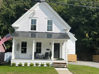 BRAND NEW 8 Bedroom House/On Shuttle Route/Walk to Downtown /Minutes to Okemo