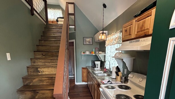 Cafeteira/chaleira, geladeira, micro-ondas, fogão