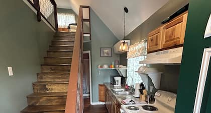 Charming cottage with AC, Pet-friendly, 4 guests, 3 miles from West Point Lake