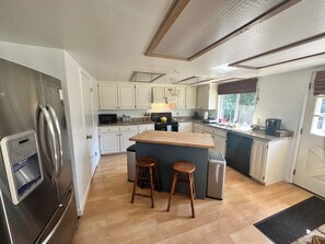 Jääkaappi, mikroaaltouuni, uuni, liesi