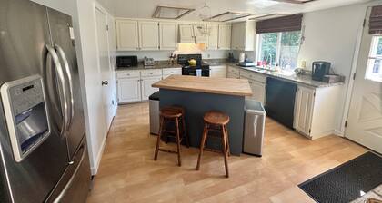 Charming 4-bedroom house in Enumclaw - Family and Pet friendly!