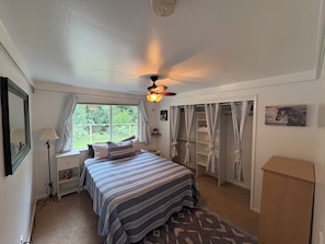 4 habitaciones, tabla de planchar con plancha y cuna de viaje 