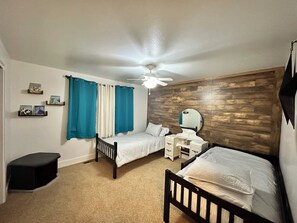 4 quartos, ferros/tábuas de passar roupa, berço de viagem