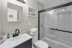 Douche, séchoir à cheveux, serviettes fournies, savon