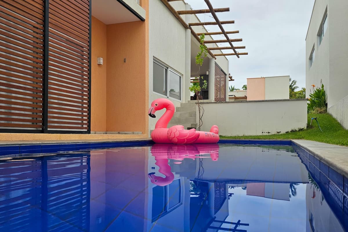 Ein Swimmingpool mit einem rosa Flamingo-Schwimmtier.