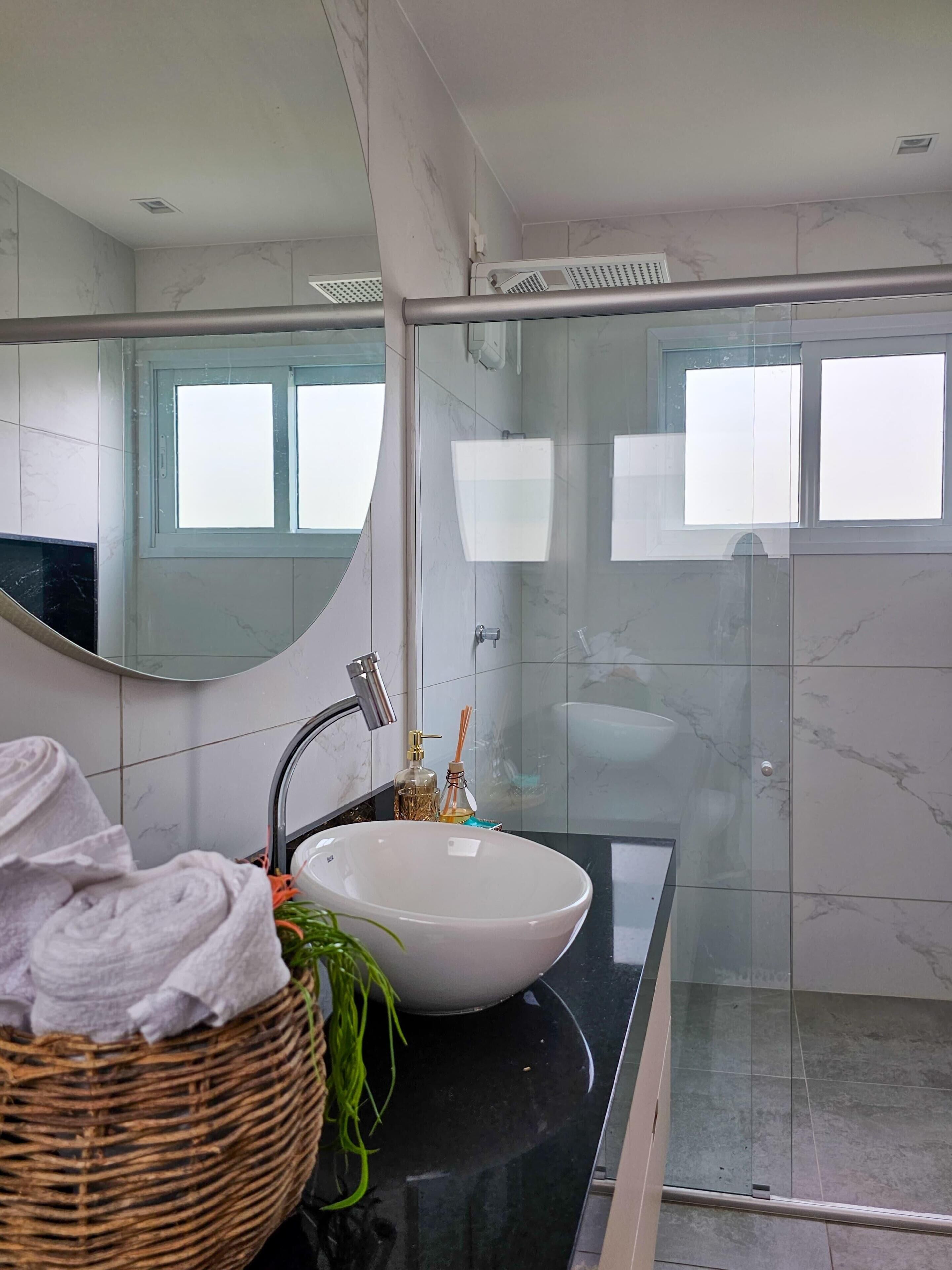Casa Baía dos Golfinhos #29 | Bathroom | Shower, towels