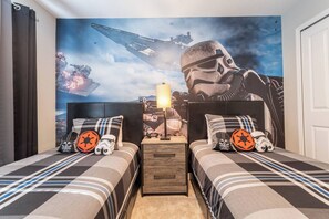 4 bedrooms, individually decorated, iron/ironing board, bed sheets - Luxury Vacation Home With Splash Pool/bbq 03 (Kissimmee)