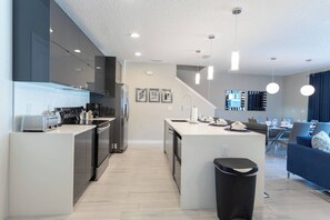 Mikrovågsugn, ugn, spishäll och diskmaskin