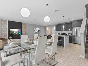 In-room dining - Beautiful Vacation Home With Splash Pool 35 (Kissimmee)