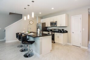 Mikrovågsugn, ugn, spishäll och diskmaskin