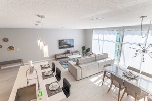 Dining - Free Pool Heat! Last Minute Deal! Near Disney 16 (Kissimmee)