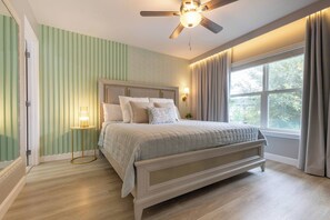 4 slaapkamers, individueel gedecoreerd, een strijkplank/strijkijzer