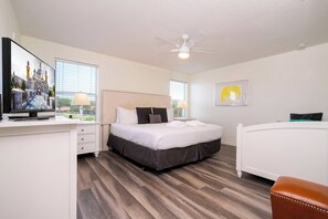 4 室のベッドルーム、客室ごとに異なる装飾、アイロン / アイロン台、ベッドシーツ