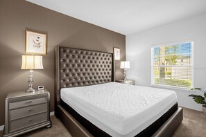 3 bilik tidur, seterika/papan seterika, katil bayi/kot (percuma) 